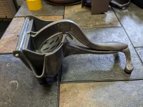 1886250 Alcoa D-93382 Ware-ever T.a.c.u. Co. Made In Usa Hand Press Juicer Patent No. #2