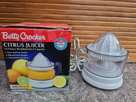 Bc-1478 Betty Crocker Euc Vintage Citrus Juicer 14 Oz. Breakfast For 2 Capacity In Box