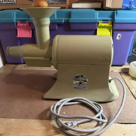 Champion Juicer 17447 A Green With Attachments Great Condition