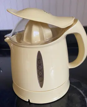 Cj-110y Fiesta 655772000705 Citrus Juicer 32 Oz Electric Yellow