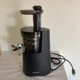 H-aa-bbb17 Hurom Masticating Slow Juicer Black Plus Accessories