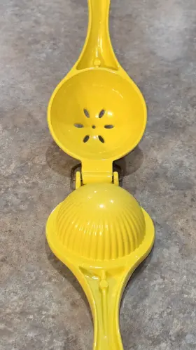 7007 Imusa Yellow Lemon Lime Citrus Aluminum Hand Press Squeezer With Metal Hanger