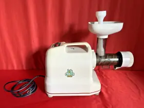 Lc-9000 Life Choice Slow Masticating Vegetable Juicer Model