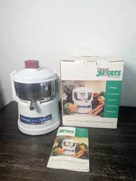 Omega 737416010001 Model 1000 Fruit Vegetable Juicer Extractor Heavy Duty Tested Vg Cond Usa