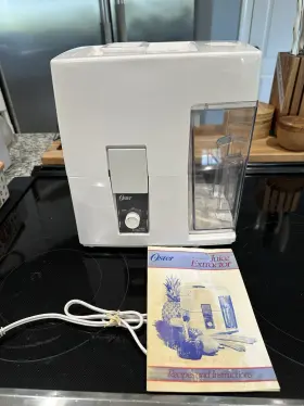 323-08b Oster Vintage Juice Extractor And Pulp Ejector White Barely Ever Used