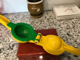 Store For Everyone 195702016951 2-in-1 Lemon And Lime Metal Squeezer Citrus Hand Juicer Max Extraction Used