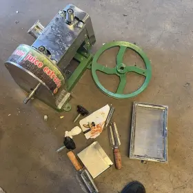 134520 Techtongda Used Manual Sugarcane Juicer Machine Sugar Cane Press Extractor Squeezer