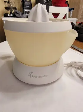 Toj38 Toastmaster Electric Citrus Juicer White 32oz Automatic Press