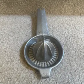 161609 Vintage Foley Handheld Aluminum Juicer Lemons Oranges Fruit Squeezer Pat