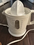Betty Crocker BC1478 Electric Citrus Juicer 24OZ White Easy Clean 5 Components. Fixed Price $12.00.